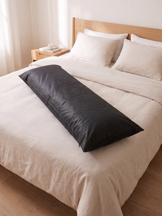 Czarny pokrowiec ochronny na dakimakurę leżący na łóżku, zapięty na zamek
